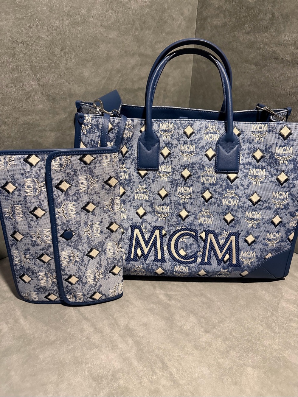 MCM Jacquard Monogram Munchen Extra Large Tote Bag with Pouch & Shoulder Strap - Picture 4 of 16